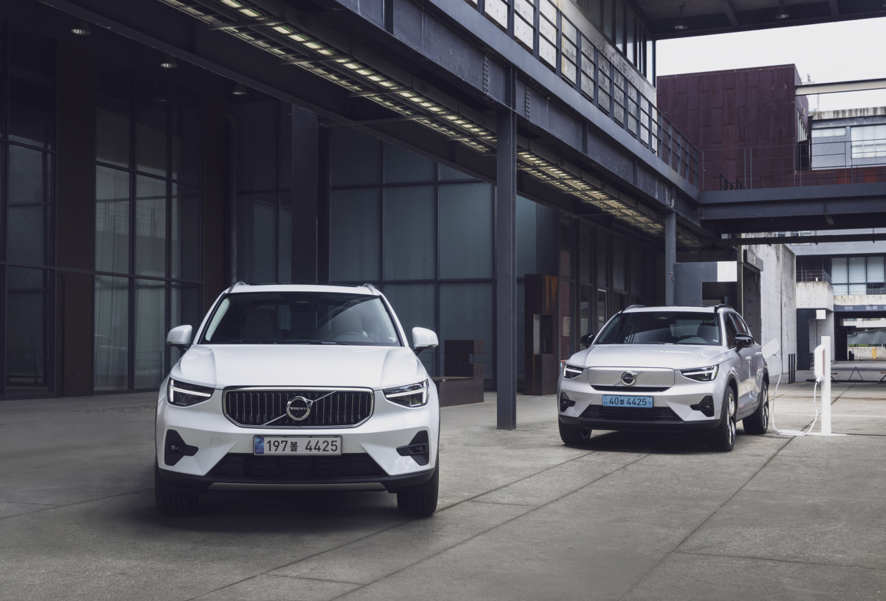볼보 ‘XC40’ 마일드 하이브리드(왼쪽부터)와 리차지 트윈. [볼보코리아 제공]