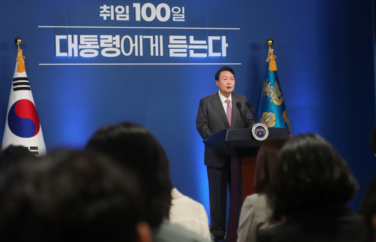 윤석열 대통령이 17일 서울 용산 대통령실 청사에서 열린 취임 100일 기자회견 '대통령에게 듣는다'에서 그동안의 소회와 향후 정국 운영 방안 등을 밝히고 있다. [연합]