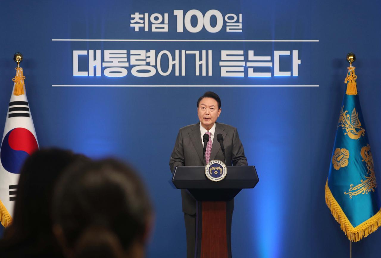 윤석열 대통령이 17일 서울 용산 대통령실 청사에서 열린 취임 100일 기자회견 '대통령에게 듣는다'에서 그동안의 소회와 향후 정국 운영 방안 등을 밝히고 있다. [연합]