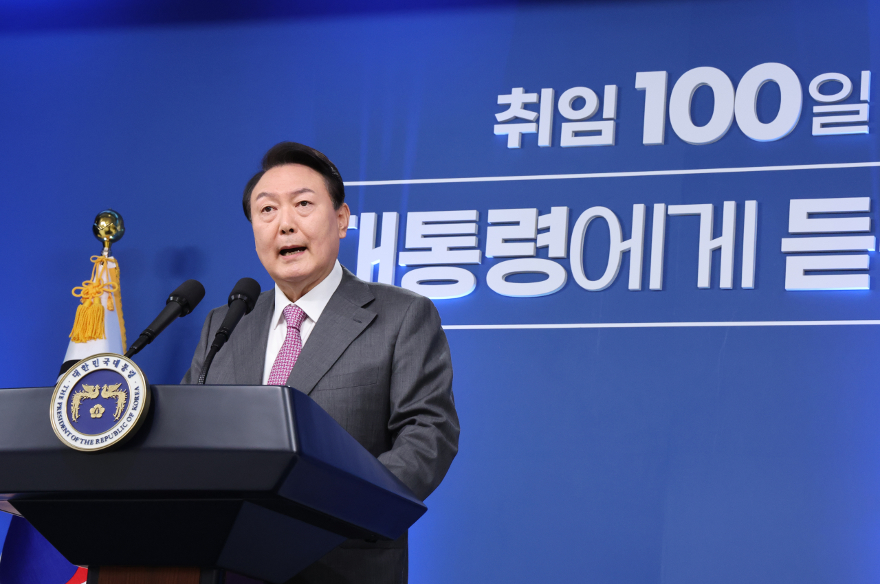 윤석열 대통령이 17일 서울 용산 대통령실 청사에서 열린 취임 100일 기자회견 '대통령에게 듣는다'에서 그동안의 소회와 향후 정국 운영 방안 등을 밝히고 있다. [연합]