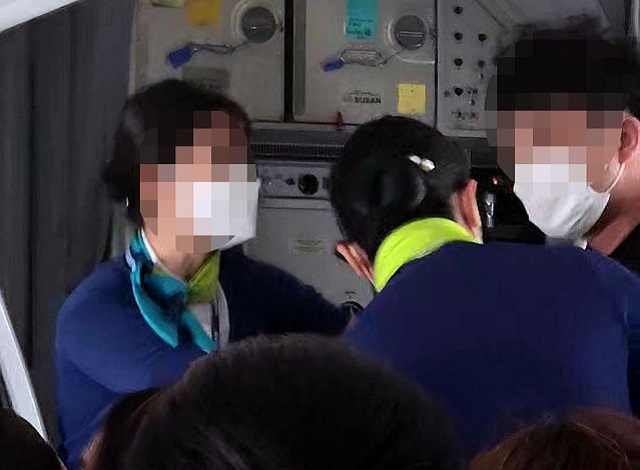지난 14일 제주행 항공기에서 난동 부린 남성. [연합]