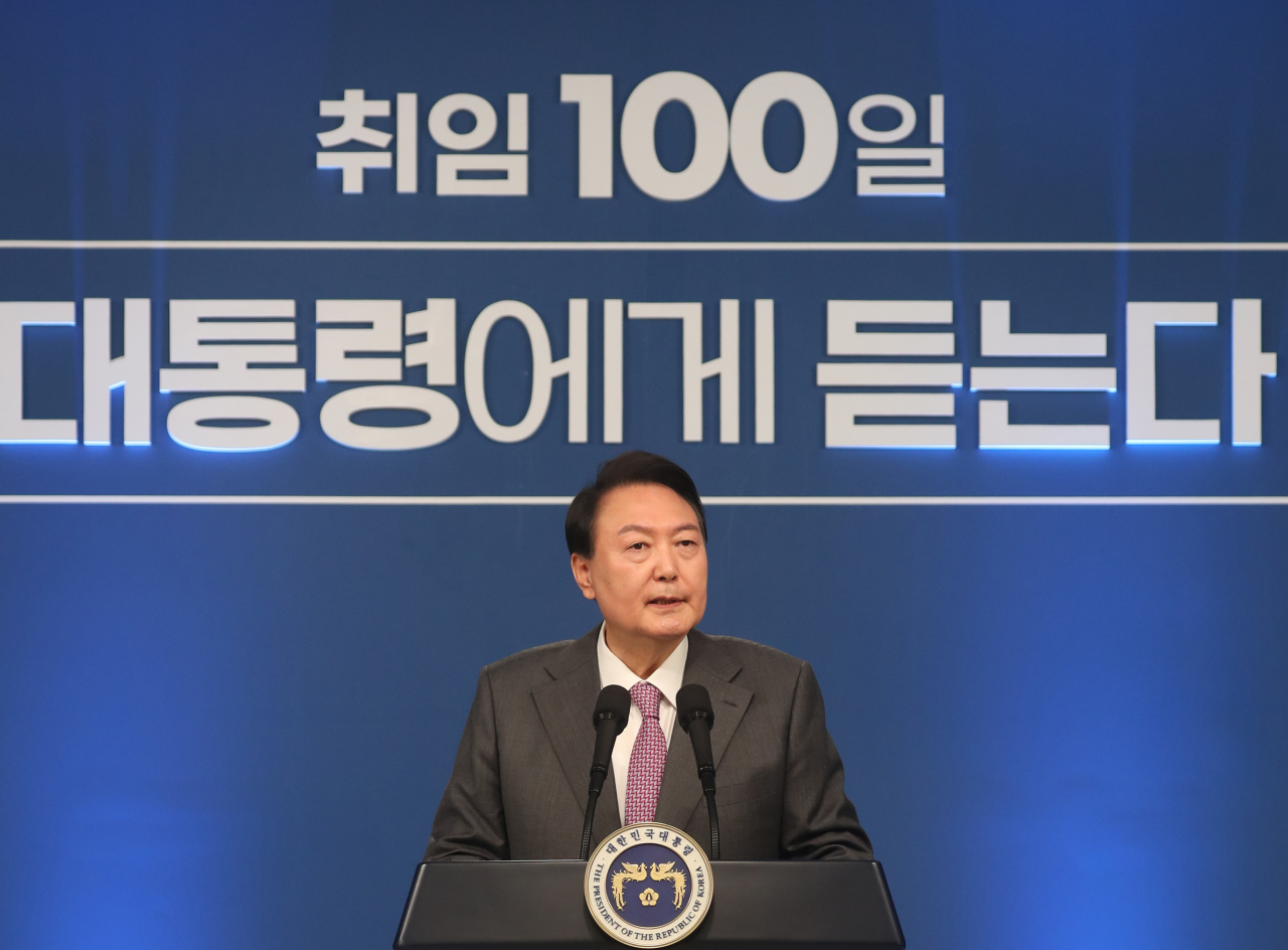 윤석열 대통령이 17일 서울 용산 대통령실 청사에서 열린 취임 100일 기자회견 '대통령에게 듣는다'에서 기자들의 질문에 답변하고 있다. [연합]