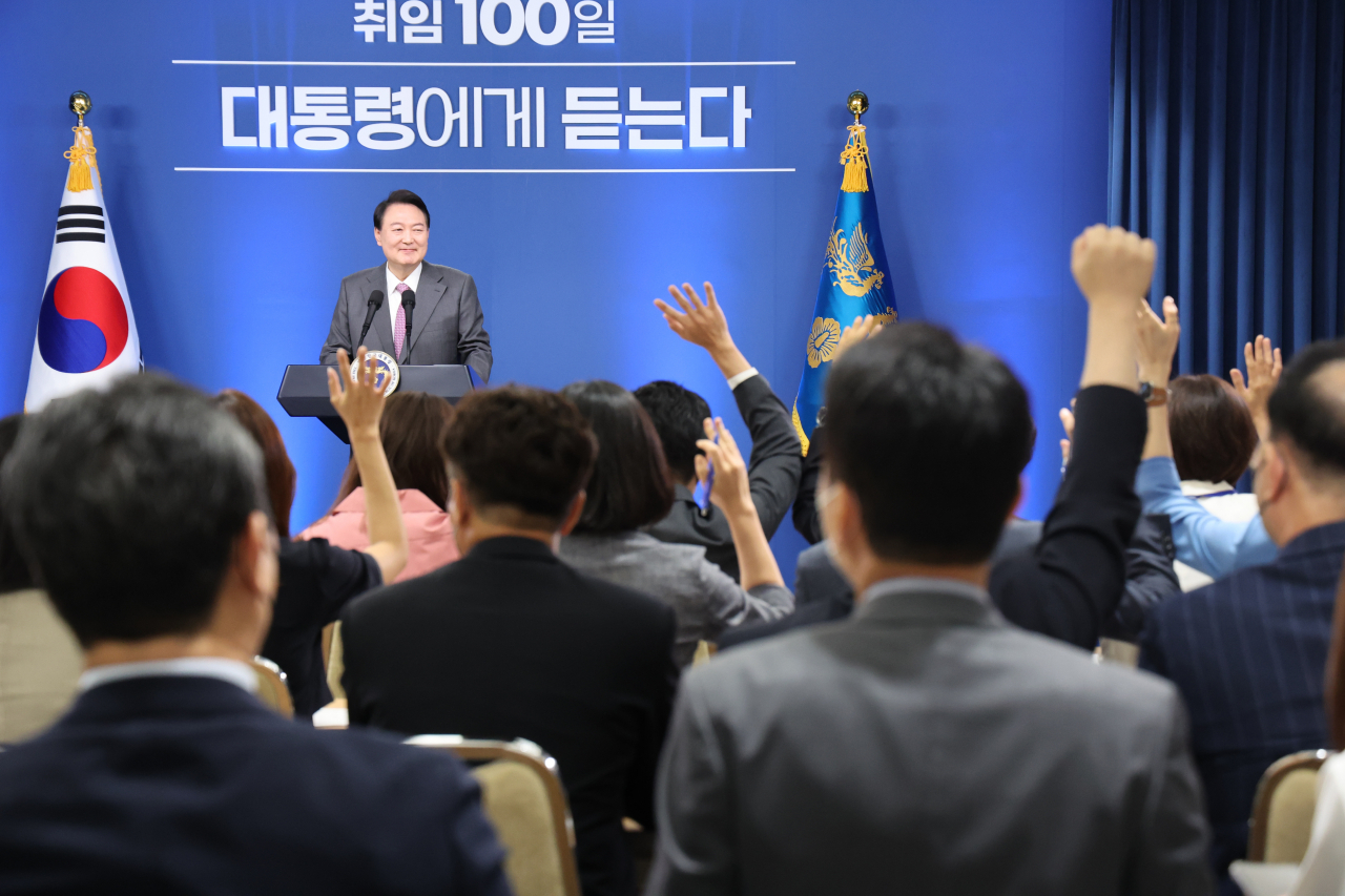 윤석열 대통령이 17일 서울 용산 대통령실 청사에서 열린 취임 100일 기자회견 '대통령에게 듣는다'에서 기자들의 질문을 받고 있다. [연합]