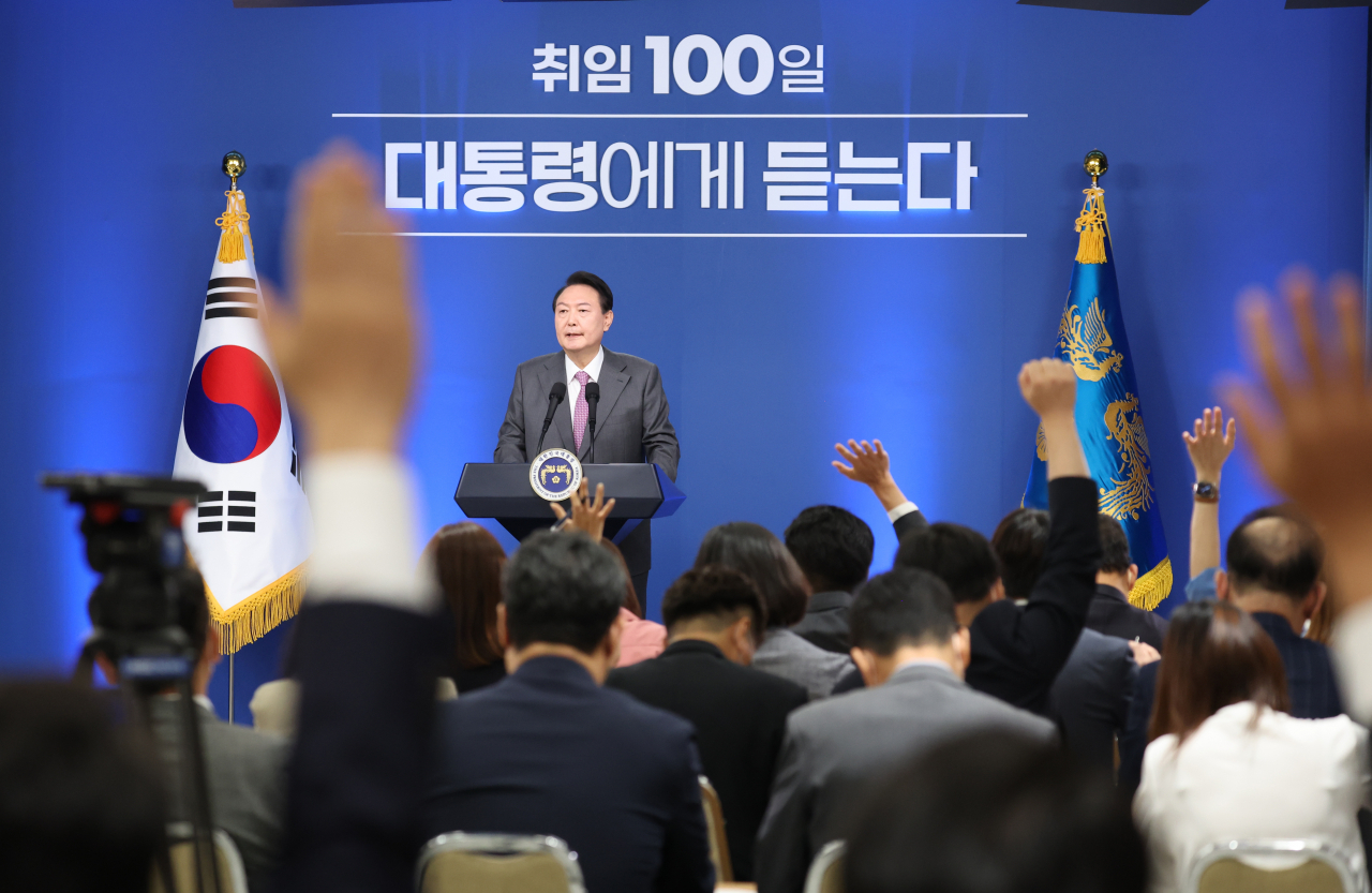 17일 서울 용산 대통령실 청사에서 열린 윤석열 대통령 취임 100일 기자회견 '대통령에게 듣는다'에서 취재진이 질문하기 위해 손을 들고 있다. [연합]