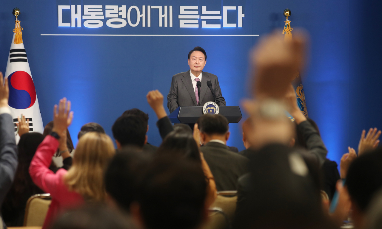 17일 서울 용산 대통령실 청사에서 열린 윤석열 대통령 취임 100일 기자회견 '대통령에게 듣는다'에서 취재진이 질문하기 위해 손을 들고 있다. [연합]