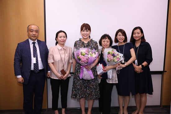 제1회 TMR 특별상 ‘완전 판매 우수설계사 부문’ 수상자들이 기념 촬영을 하고 있다.[라이나 생명 제고]