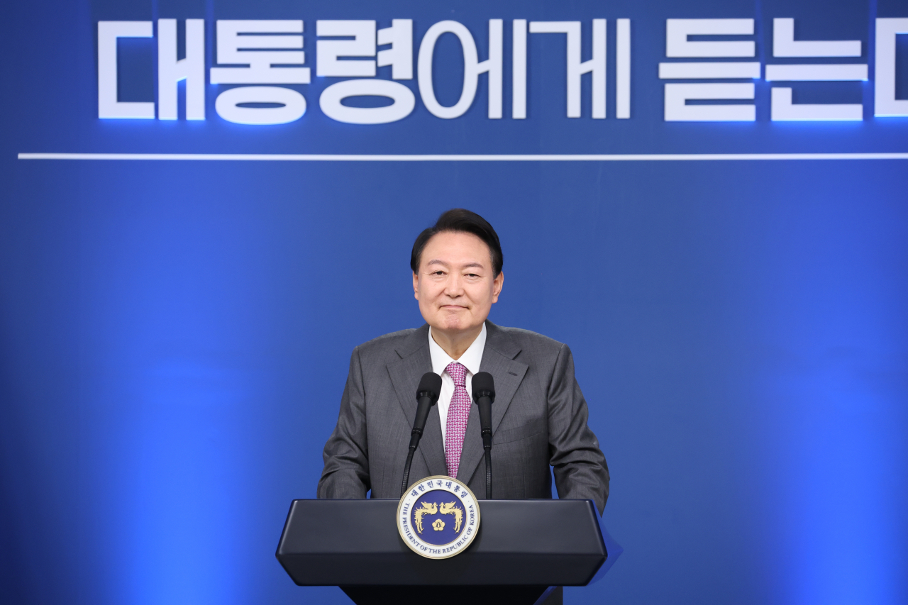 윤석열 대통령이 17일 서울 용산 대통령실 청사에서 열린 취임 100일 기자회견 '대통령에게 듣는다'에서 기자들의 질문을 받고 있다. [연합]