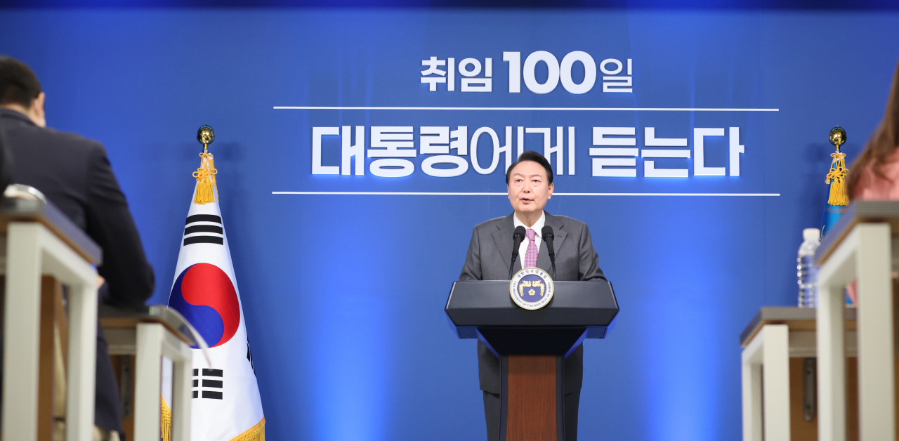 윤석열 대통령이 17일 서울 용산 대통령실 청사에서 열린 취임 100일 기자회견 '대통령에게 듣는다'에서 보도진 질문에 답변하고 있다. [연합]