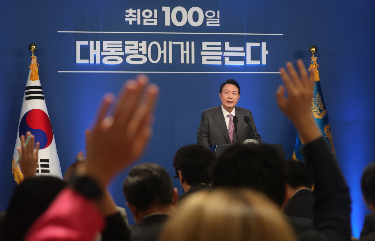 윤석열 대통령이 17일 서울 용산 대통령실 청사에서 열린 취임 100일 기자회견 '대통령에게 듣는다'에서 기자들의 질문을 받고 있다. [연합]