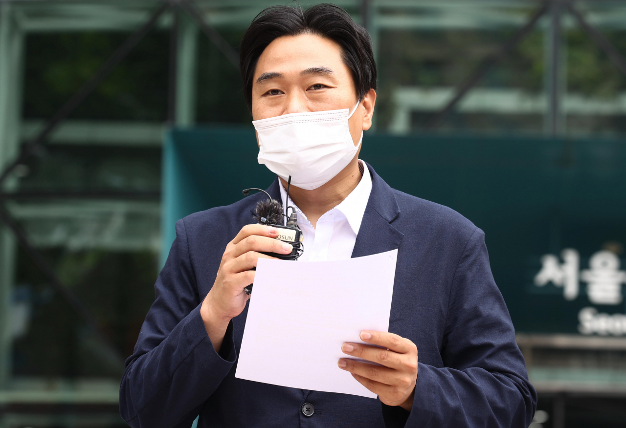 이종배 국민의힘 서울시의원이 17일 오전 서울시청 앞에서 'TBS 재난방송 부실 감사청구' 기자회견을 하고 있다. 이들은 지난 10일 오전 TBS가 재난방송을 하지 않고 정규방송을 내보낸 것은 징계 사유에 해당한다고 주장했다. [연합]