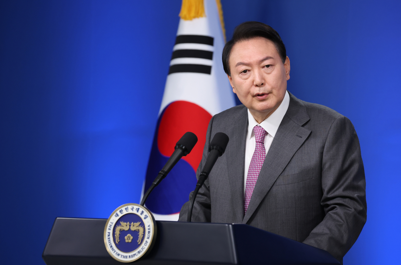 윤석열 대통령이 17일 서울 용산 대통령실 청사에서 열린 취임 100일 기자회견 '대통령에게 듣는다'에서 보도진 질문에 답변하고 있다. [연합]