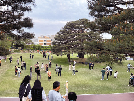 지난 5월 10일 전면 개방 첫날, 시민들이 청와대 내부를 관람하고 있다. 김희량 기자