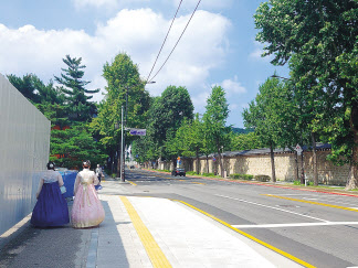 청와대 개방 100일을 앞둔 지난 16일 오후 서울 종로구 인근. 집회나 시위가 사라져 한적한 모습이다. 김희량 기자