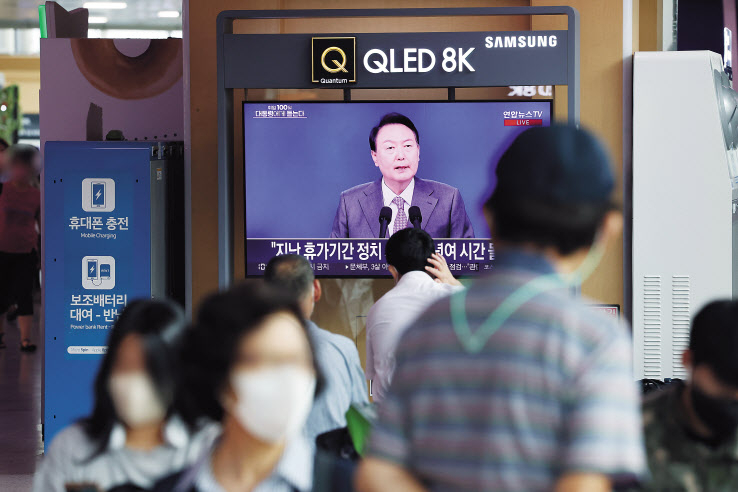 윤석열 대통령이 17일 취임 100일을 맞아 서울 용산 대통령실에서 청사에서 기자회견을 했다. 이날 오전 서울역에서 시민들이 TV로 생중계되고 있는 윤 대통령 기자회견을 보고 있다. [연합]