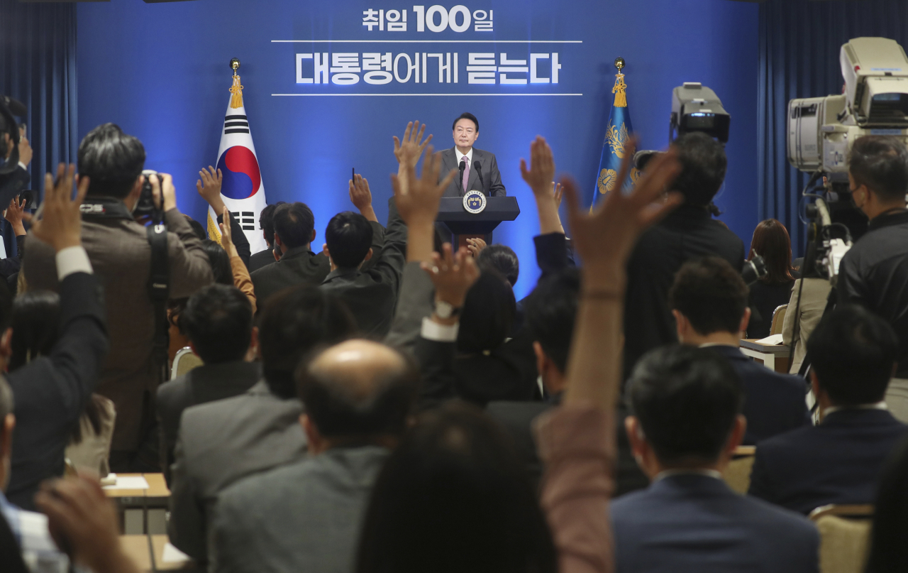 17일 서울 용산 대통령실 청사에서 열린 윤석열 대통령 취임 100일 기자회견 '대통령에게 듣는다'에서 취재진이 질문하기 위해 손을 들고 있다. [연합]