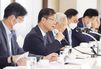 이정식(왼쪽부터 두 번째) 고용노동부 장관이 17일 오전 서울 중구 롯데호텔에서 손경식(세 번째) 한국경영자총협회장을 비롯해 국내 주요 기업 인사·노무 담당 임원들이 참석한 가운데 열린 주요 기업 CHO 간담회에서 인사말을 하고 있다. [연합]