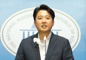 국민의힘 이준석 대표가 13일 오후 국회 소통관에서 기자회견을 열고 당 비상대책위원회 체제 전환에 대한 가처분 신청 등과 관련 입장을 밝히고 있다. [연합]