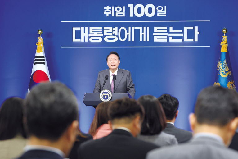 윤석열 대통령이 17일로 취임 100일을 맞았다. 윤 대통령은 이날 서울 용산 대통령실 청사에서 ‘대통령에게 듣는다’라는 제하의 기자회견을 했다. 그동안 청사 출근길에서 하던 약식 기자회견(도어스테핑)을 제외하고는 취임 후 첫 공식 기자회견이다. 윤 대통령은 그동안 정부의 정책 성과를 자평하고 정국운영의 소회와 향후 국정 운영 방안 등을 밝혔다. [연합]