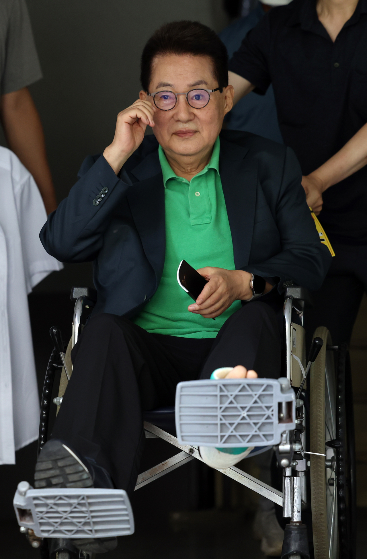 박지원 전 국가정보원장이 지난 16일 오전 여의도 자택을 나서고 있다. [연합]
