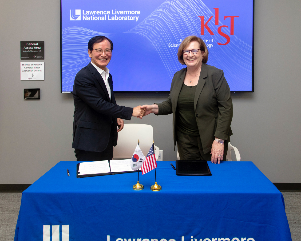윤석진(왼쪽) KIST 원장과 패트리샤 팔콘 LLNL 과학기술부소장이 협정서에 서명한 후 기념촬영을 하고 있다.[KIST 제공]