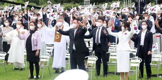 광복절 경축식 행사에서 윤대통령 바로 옆에 분홍색 재킷을 입은 여성은 봉하마을에 동행한 김건희 여사 지인이 아닌 독립유공자 후손 변해원씨로 밝혀졌다. [연합]
