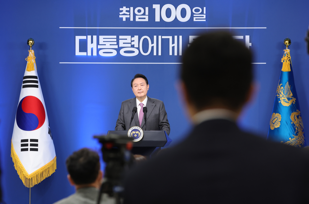 윤석열 대통령이 17일 서울 용산 대통령실 청사에서 열린 취임 100일 기자회견 ‘대통령에게 듣는다’에서 기자들의 질문을 받고 있다. [연합]