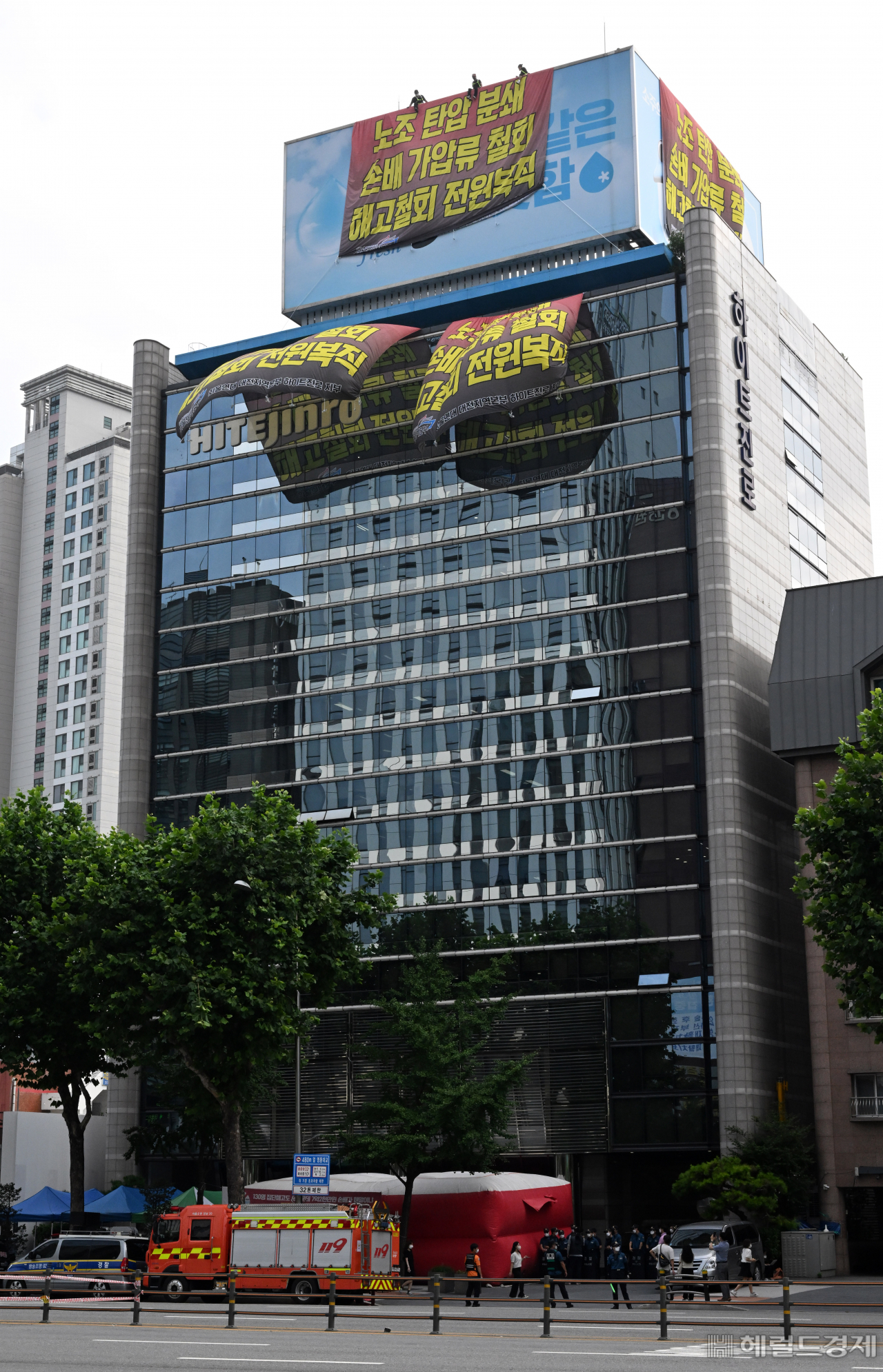 17일 서울 강남구 하이트진로 본사 사옥에서 민주노총 공공운수노조 화물연대가 운송료 인상을 요구하며 본사 옥상을 점거하고 있다. 임세준 기자