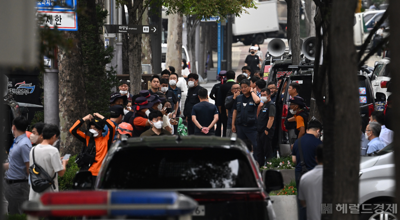 17일 서울 강남구 하이트진로 본사 사옥에서 민주노총 공공운수노조 화물연대가 운송료 인상을 요구하며 본사 일대를 점거하고 있다. 임세준 기자