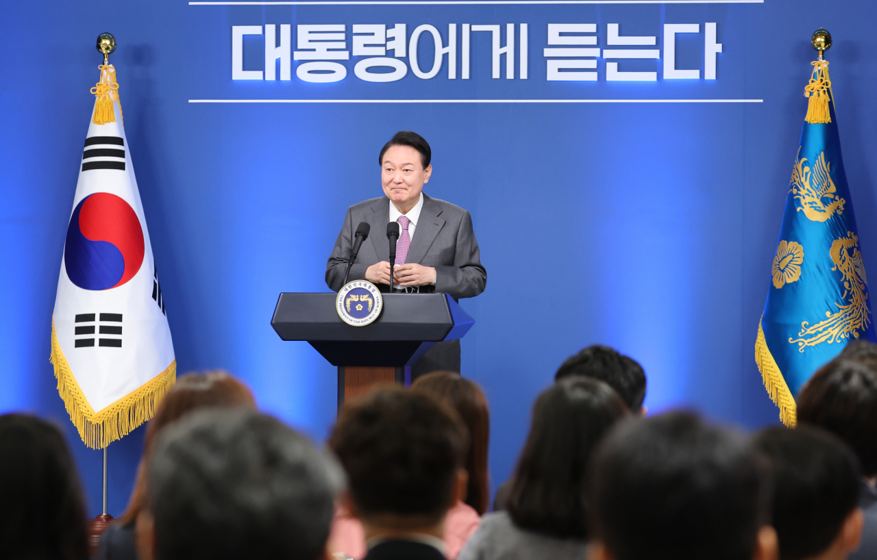 윤석열 대통령이 17일 서울 용산 대통령실 청사에서 열린 취임 100일 기자회견 '대통령에게 듣는다'에서 그동안의 소회와 향후 정국 운영 방안 등을 밝히고 있다. [연합]