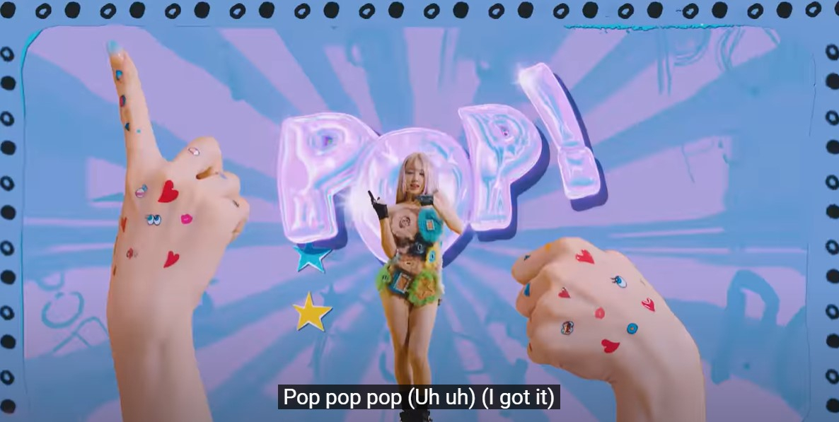 트와이스 나연의 ‘팝!(Pop!)’에선 손 동작을 이용한 제스처형 안무로 각종 챌린지 열풍이 일었다. 이 안무는 일명 ‘치매예방’ 춤으로도 화제가 됐다. [ ‘팝!(Pop!)’뮤직비디오 캡처]