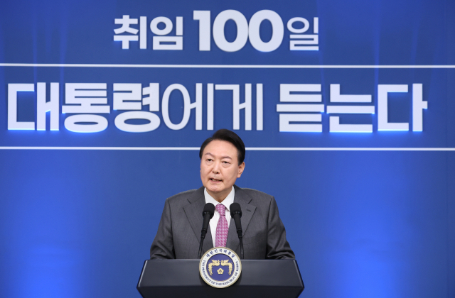 윤석열 대통령이 17일 서울 용산 대통령실 청사에서 열린 취임 100일 기자회견 '대통령에게 듣는다'에서 보도진 질문에 답변하고 있다. [연합]