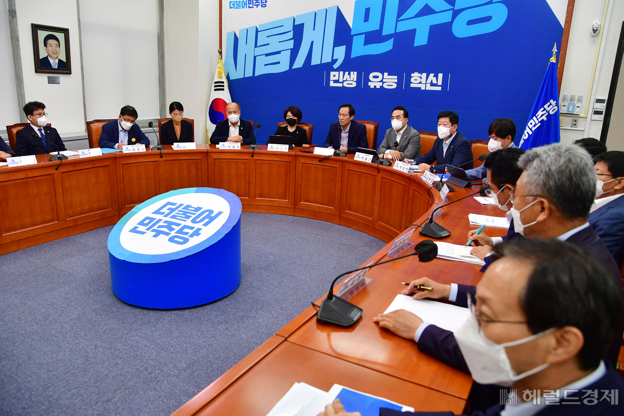 더불어민주당 우상호 비상대책위원장이 17일 서울 여의도 국회에서 열린 비상대책위원회의에서 모두발언을 하고 있다. 이상섭 기자