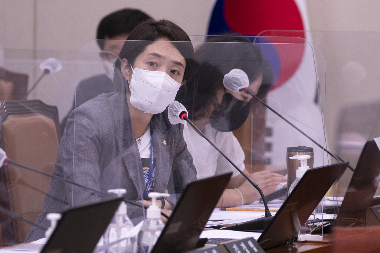 더불어민주당 고민정 의원이 1일 국회에서 열린 외교통일위원회 전체회의에서 질의하고 있다. 연합뉴스