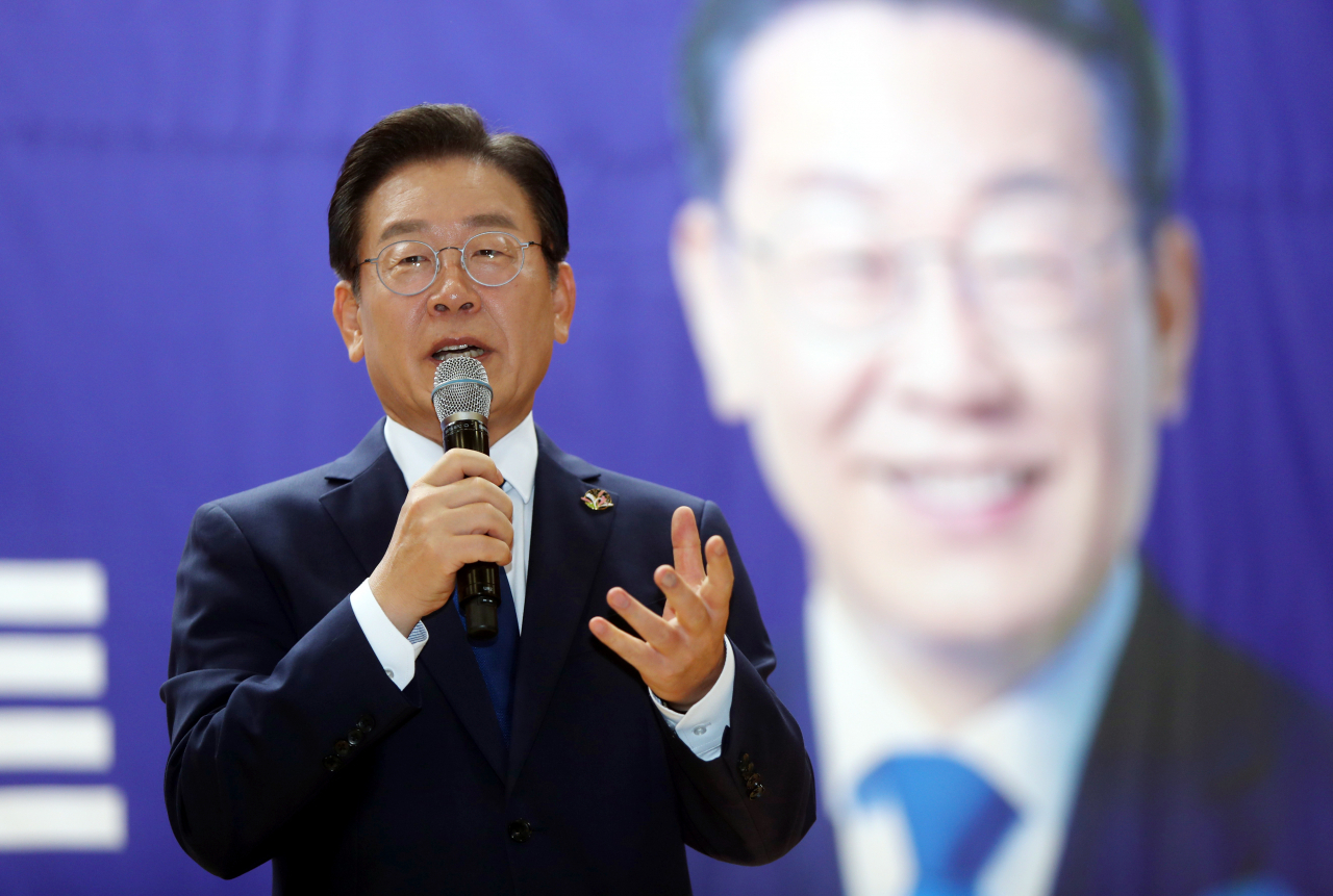 16일 전북대에서 열린 '전북사랑 토크콘서트'에서 이재명 더불어민주당 당 대표 후보가 발언하고 있다. [연합]