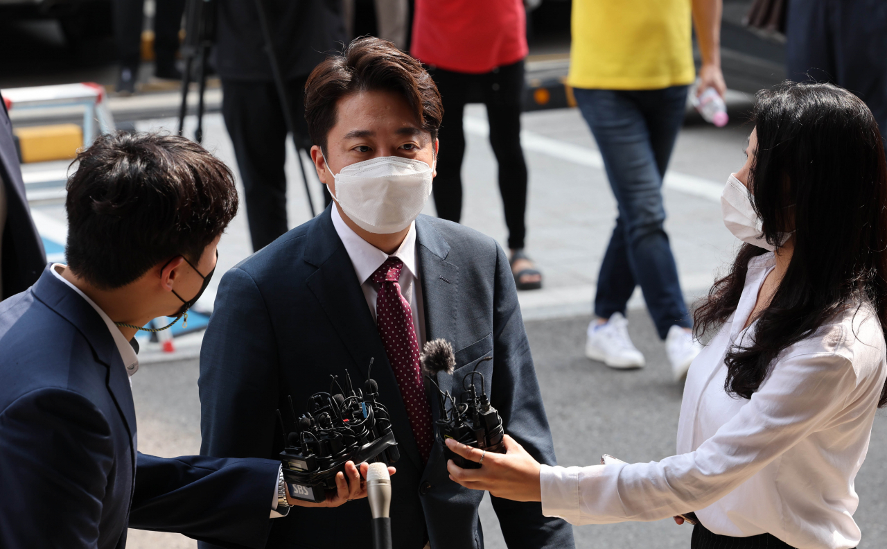 이준석 국민의힘 전 대표가 17일 당 비상대책위원회 효력을 정지해달라며 낸 가처분 신청 사건의 심문에 참석하기 위해 서울남부지법에 출석하고 있다. [연합]