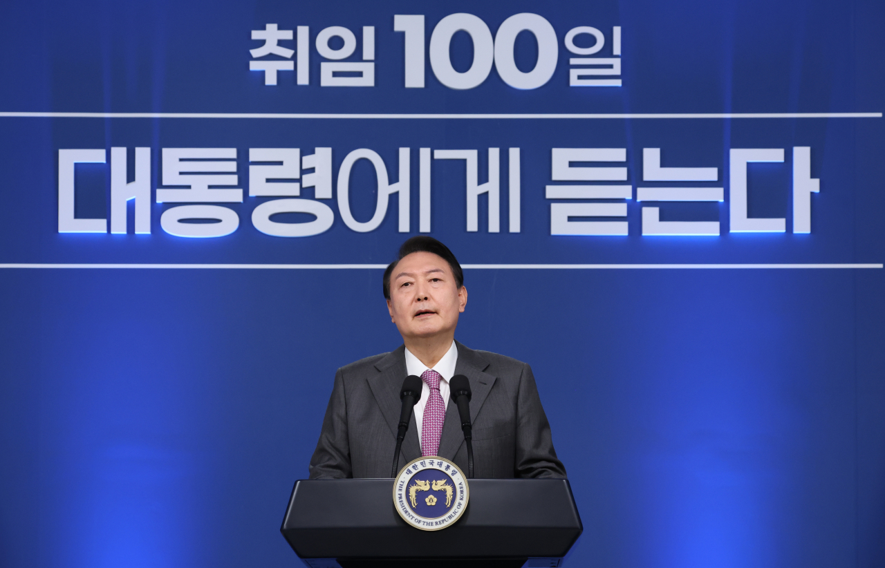 윤석열 대통령이 17일 서울 용산 대통령실 청사에서 열린 취임 100일 기자회견 '대통령에게 듣는다'에서 그동안의 소회와 향후 정국 운영 방안 등을 밝히고 있다. [연합]
