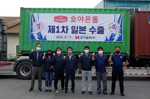 호야홈텍 임직원들이 17일 일본에 수출하는 호야온돌 컨테이너 앞에서 기념 촬영을 하고 있다.[호야홈텍 제공]