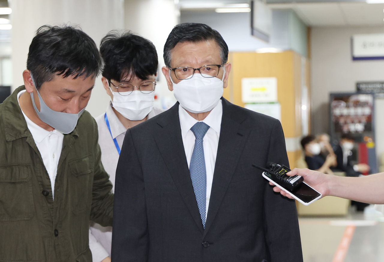 계열사 부당지원과 수천억원대 횡령 및 배임 혐의로 기소된 박삼구 전 금호아시아나그룹 회장이 17일 서초동 서울중앙지법에서 열리는 1심 선고공판에 출석하고 있다. [연합]