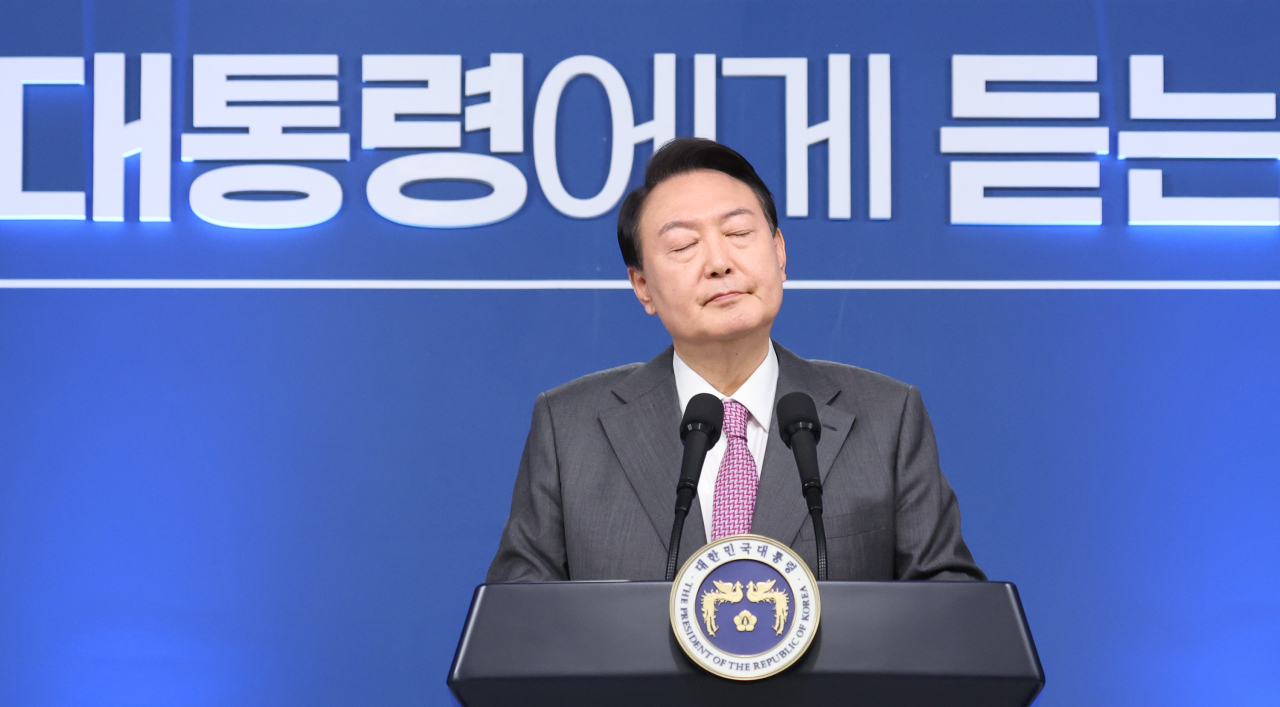 윤석열 대통령이 17일 서울 용산 대통령실 청사에서 열린 취임 100일 기자회견 '대통령에게 듣는다'에서 취재진의 질문을 받고 있다. [연합]