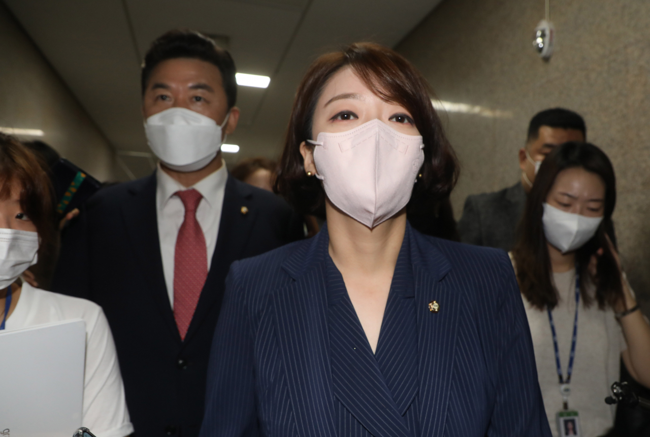 국민의힘 최고위원직 사퇴 의사를 밝힌 배현진·윤영석 최고위원이 지난 2일 오전 서울 여의도 국회 원내대표실에서 열린 비공개 최고위원회의에서 비상대책위원회 체제 전환을 위한 상임전국위원회 및 전국위원회 소집 안건을 의결한 뒤 원내대표실을 나서고 있다. [연합]