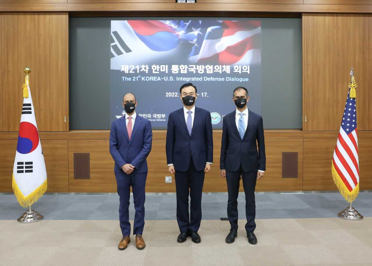 한국과 미국 국방부는 16~17일 서울 용산 국방부 청사에서 제21차 한미 통합국방협의체(KIDD) 회의를 개최했다. 한국 수석대표 허태근 국방정책실장(가운데)이 미 수석대표 싯다르트 모한다스 동아시아 부차관보(오른쪽)오, 비핀 나랑 우주정책 수석부차관보와 기념촬영을 하고 있다. [국방부 제공]
