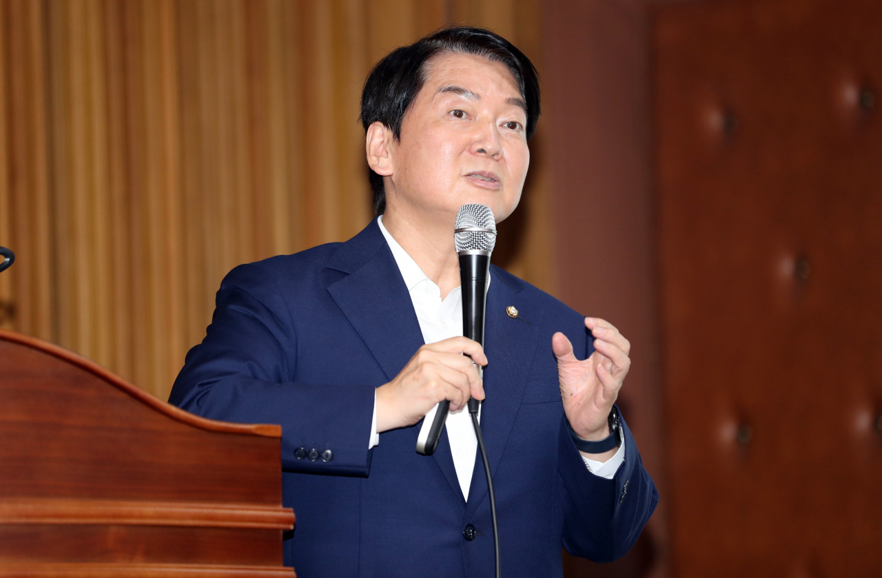국민의힘 안철수 의원이 16일 충북대학교 대강의실에서 '기업가 정신이란 무엇인가'를 주제로 강연하고 있다. [연합]