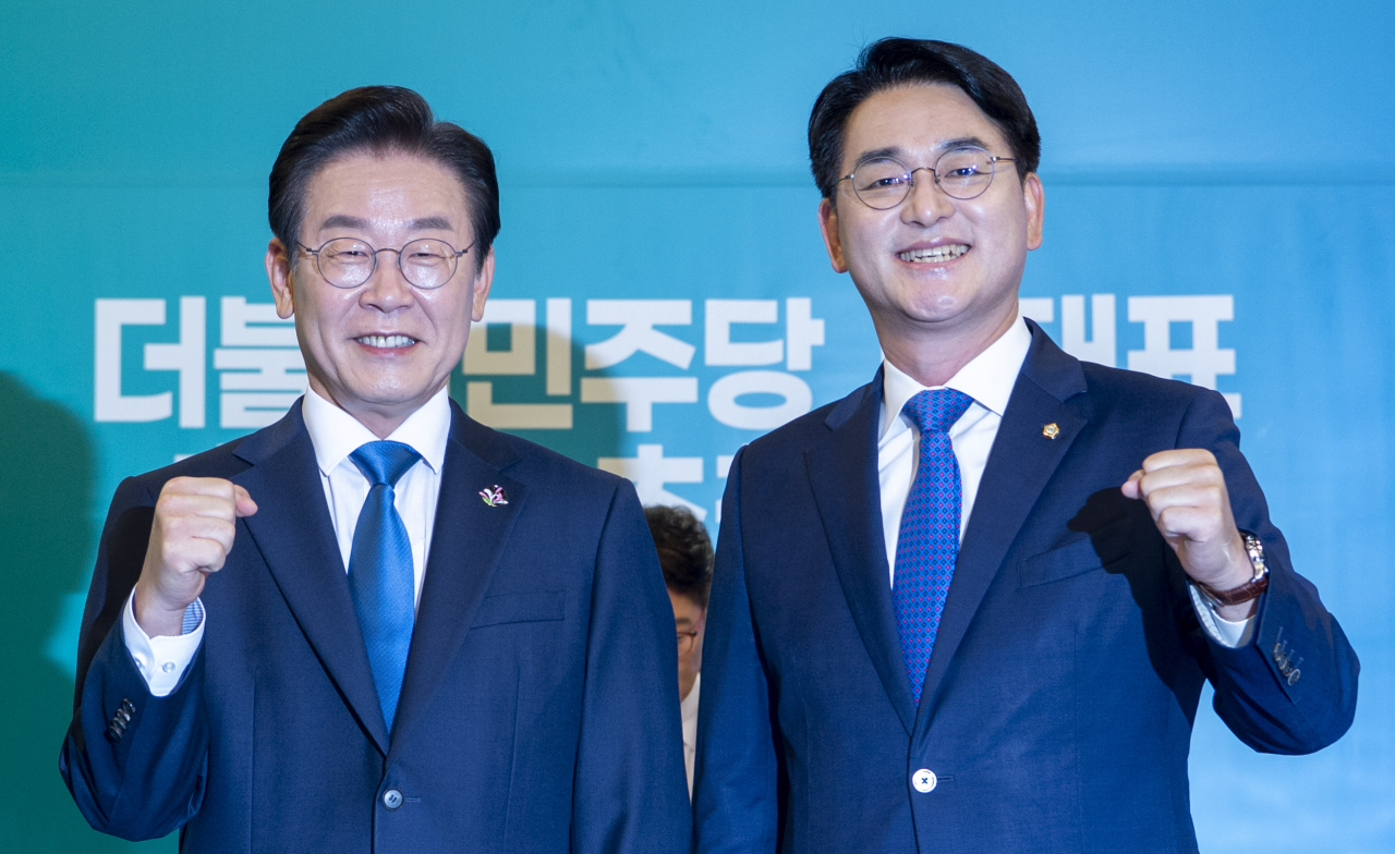 17일 오후 광주 서구 KBS 광주방송총국에서 열린 더불어민주당 당 대표 후보자 방송 토론회에 참석한 이재명, 박용진 후보(왼쪽부터) 토론 시작 전 기념촬영을 하고 있다.[연합]
