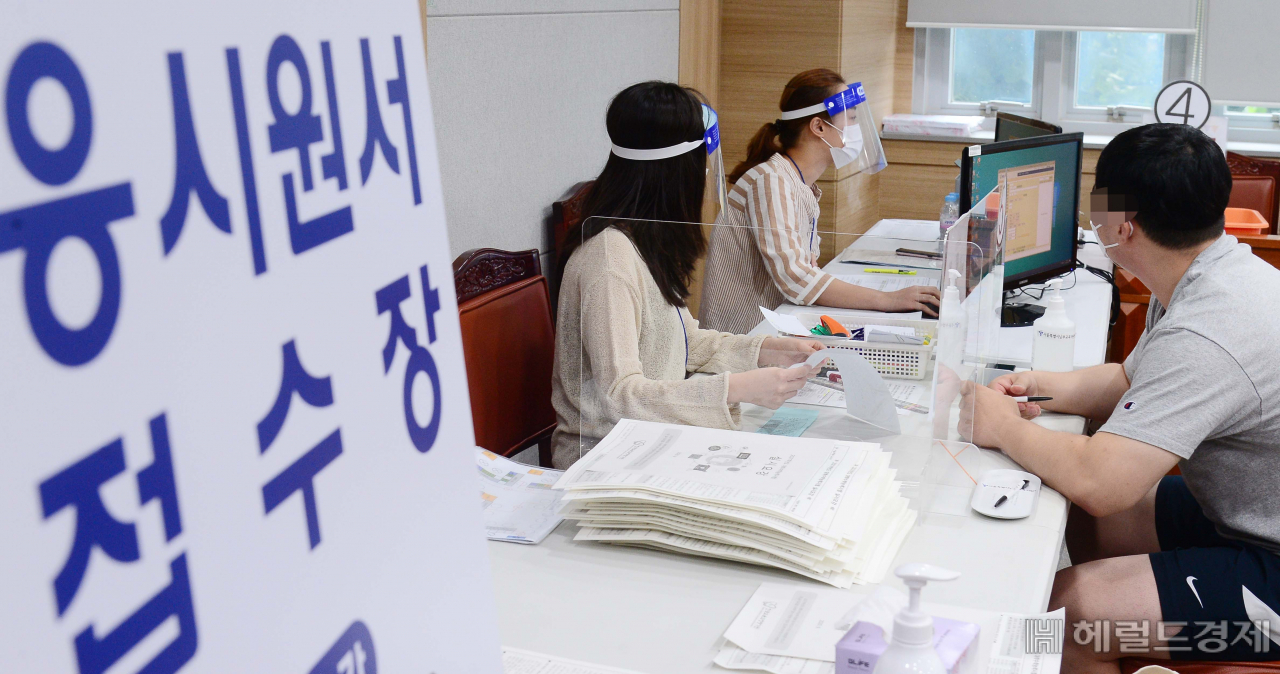 2021학년도 대학수학능력시험 원서접수일인 9월3일 오전 서울 영등포구 남부교육지원청에서 한 수험생이 원서를 접수하고 있다. [이상섭 기자]