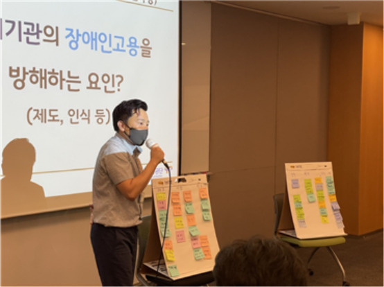 공공기관 장애인고용 합동컨설팅에 참석한 공공기관 인사담당자들이 문제해결 퍼실리테이션 워크숍에서 장애인고용방안을 논의하고 있다. 사진은 지난 7월 13일 진행된 컨설팅 현장 모습. [한국장애인고용공단 제공]