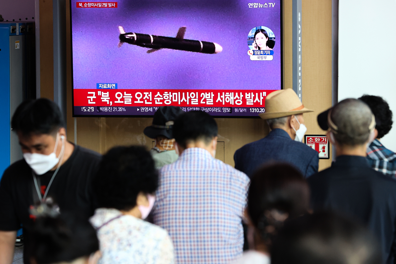 17일 시민들이 서울역 대합실에서 북한 미사일 발사 관련 뉴스를 보고 있다. 북한은 윤석열 대통령 취임 100일째인 이날 새벽 서해상으로 순항미사일 2발을 발사했다. 전문가들은 북한의 미사일 발사가 전날 시작된 한미연합연습 '을지프리덤실드' 사전 연습에 대한 반발이라고 분석했다. [연합]