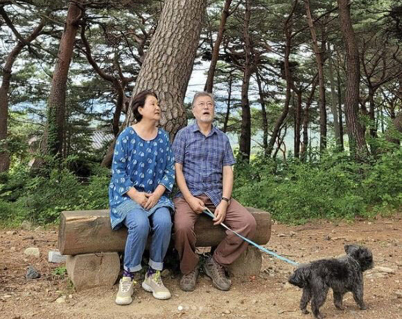 문재인 전 대통령과 부인 김정숙 여사. [문재인 전 대통령 인스타그램]
