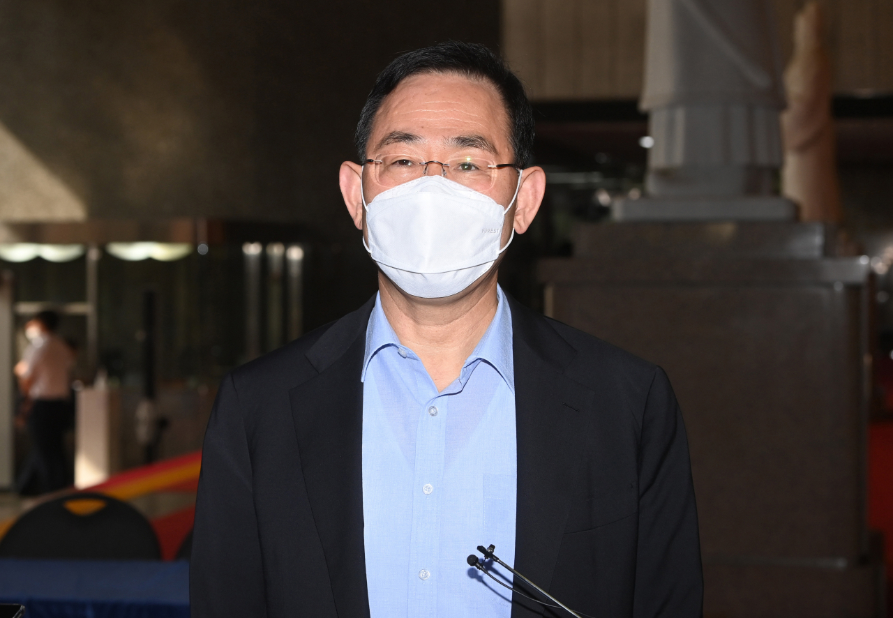 주호영 국민의힘 비상대책위원장이 17일 오전 국회로 출근하며 취재진의 질문을 받고 있다. 이상섭 기자