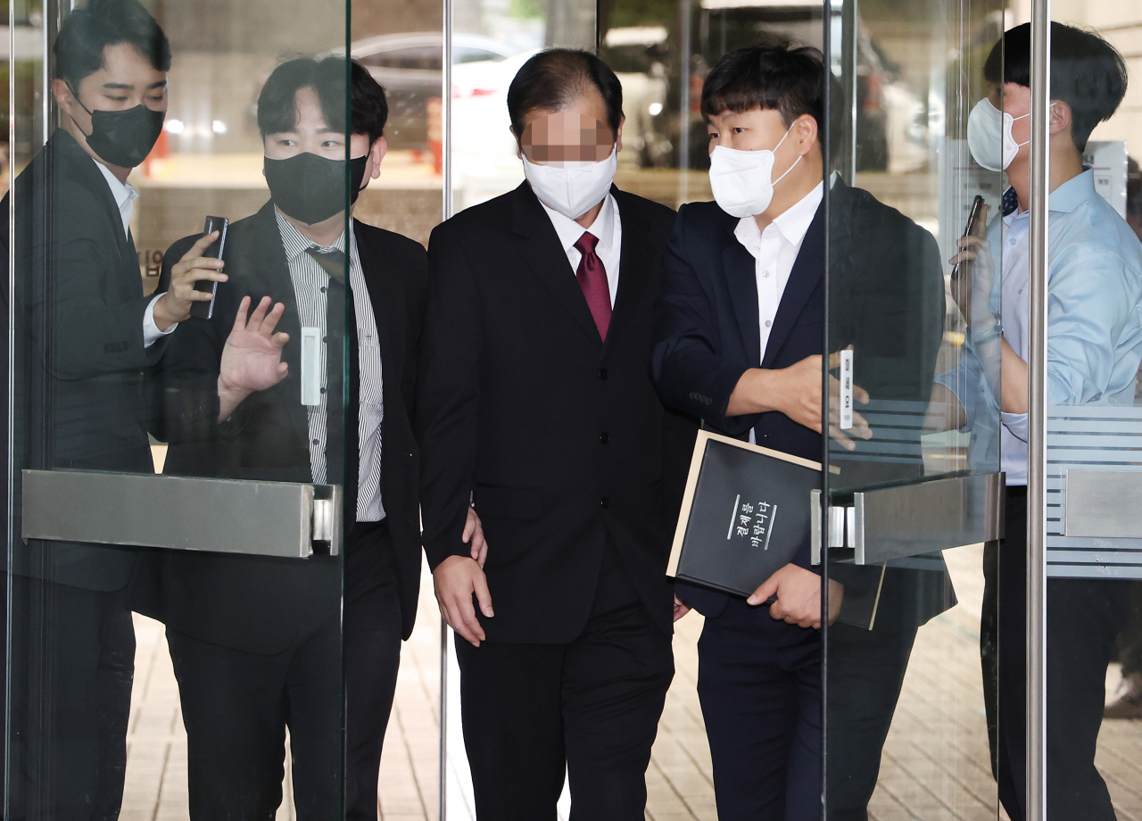 공군 성폭력 피해자 고(故) 이예람 중사의 명예를 훼손하고 수사 자료를 유출한 혐의로 구속영장이 청구된 영관급 공군장교 A씨(가운데)가 지난 17일 서초동 서울중앙지법에서 열리는 영장실질심사에 출석하고 있다. [연합]