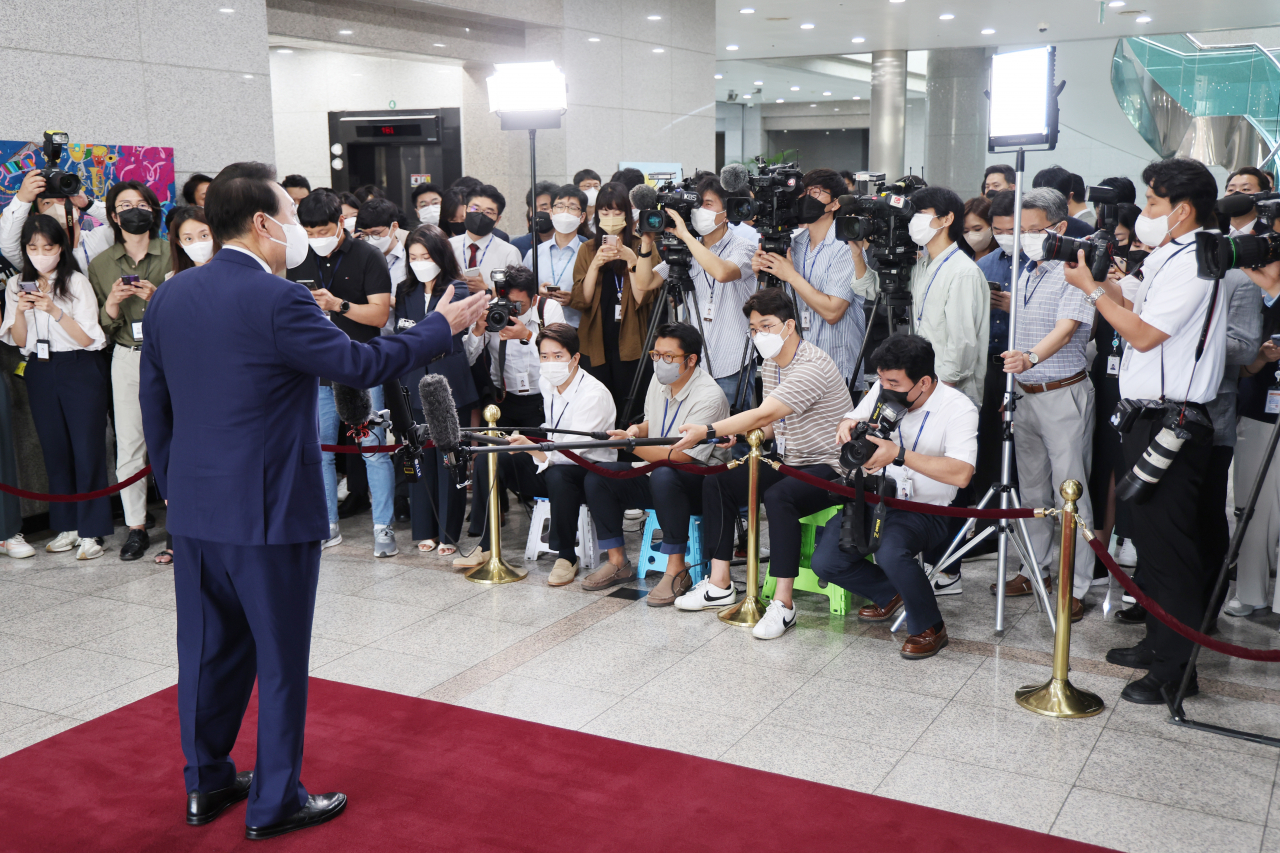 윤석열 대통령이 18일 서울 용산 대통령실 청사로 출근하며 기자들과 질의응답을 하고 있다. [연합]